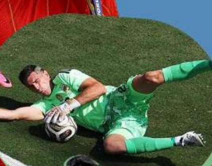 Emiliano Martinez menyelamatkan bola