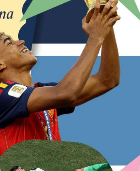 Pemain Spanyol mengangkat trofi